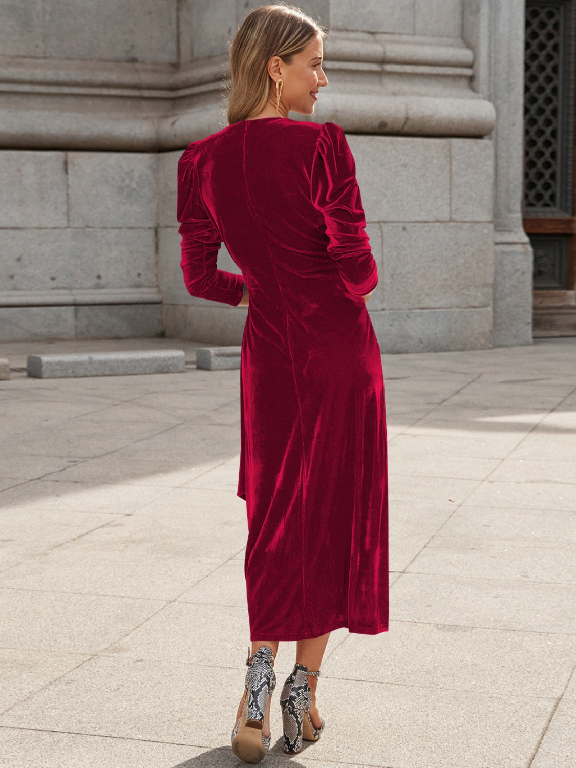 Vestido midi con mangas abullonadas y sobrepelliz