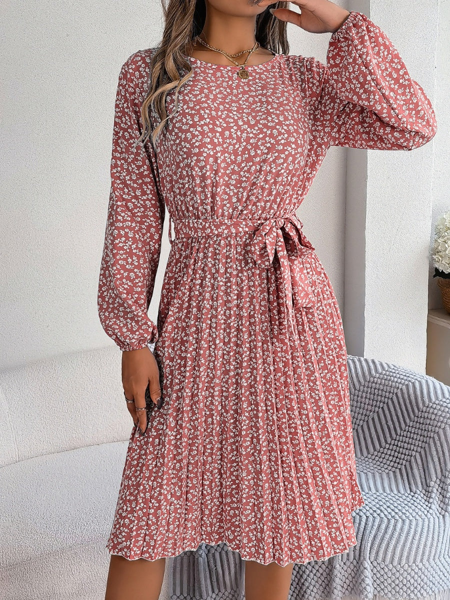 Vestido plisado con cintura anudada y estampado floral de florecitas