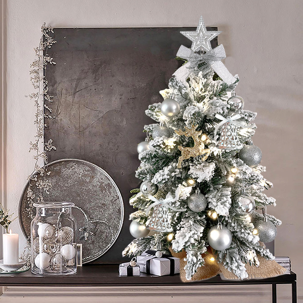 Mini sapin de Noël de 2 pieds avec petite décoration de Noël artificielle légère avec neige floquée, décor exquis et ornements de Noël pour dessus de table pour la maison et le bureau