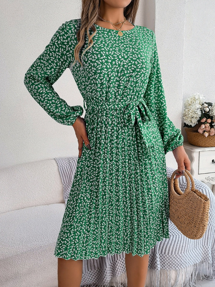 Vestido plisado con cintura anudada y estampado floral de florecitas