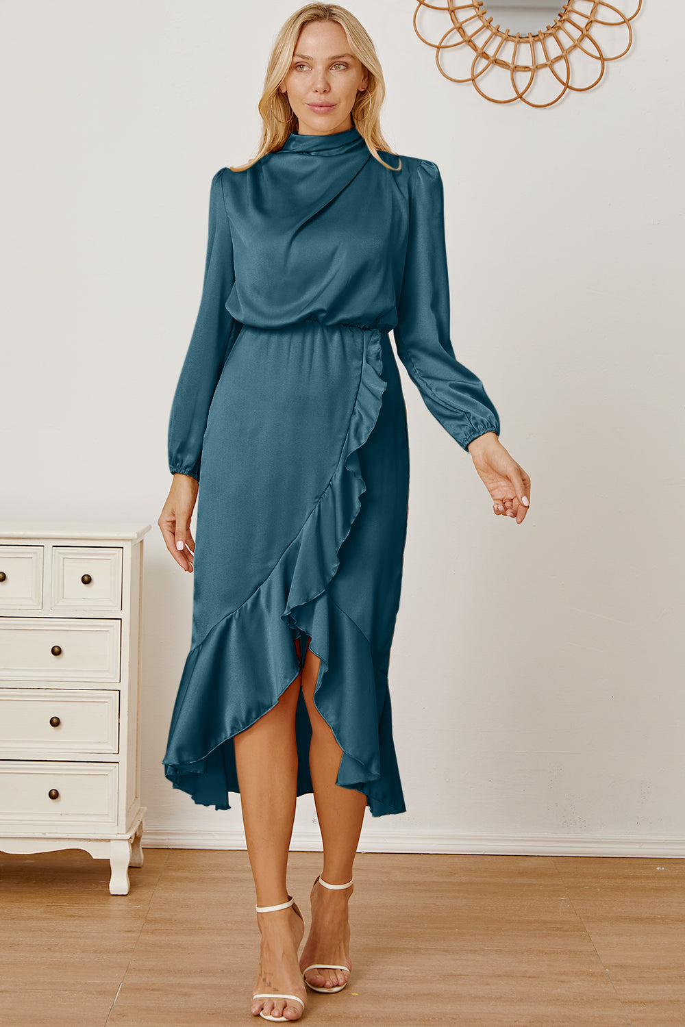 Robe asymétrique à volants et col montant