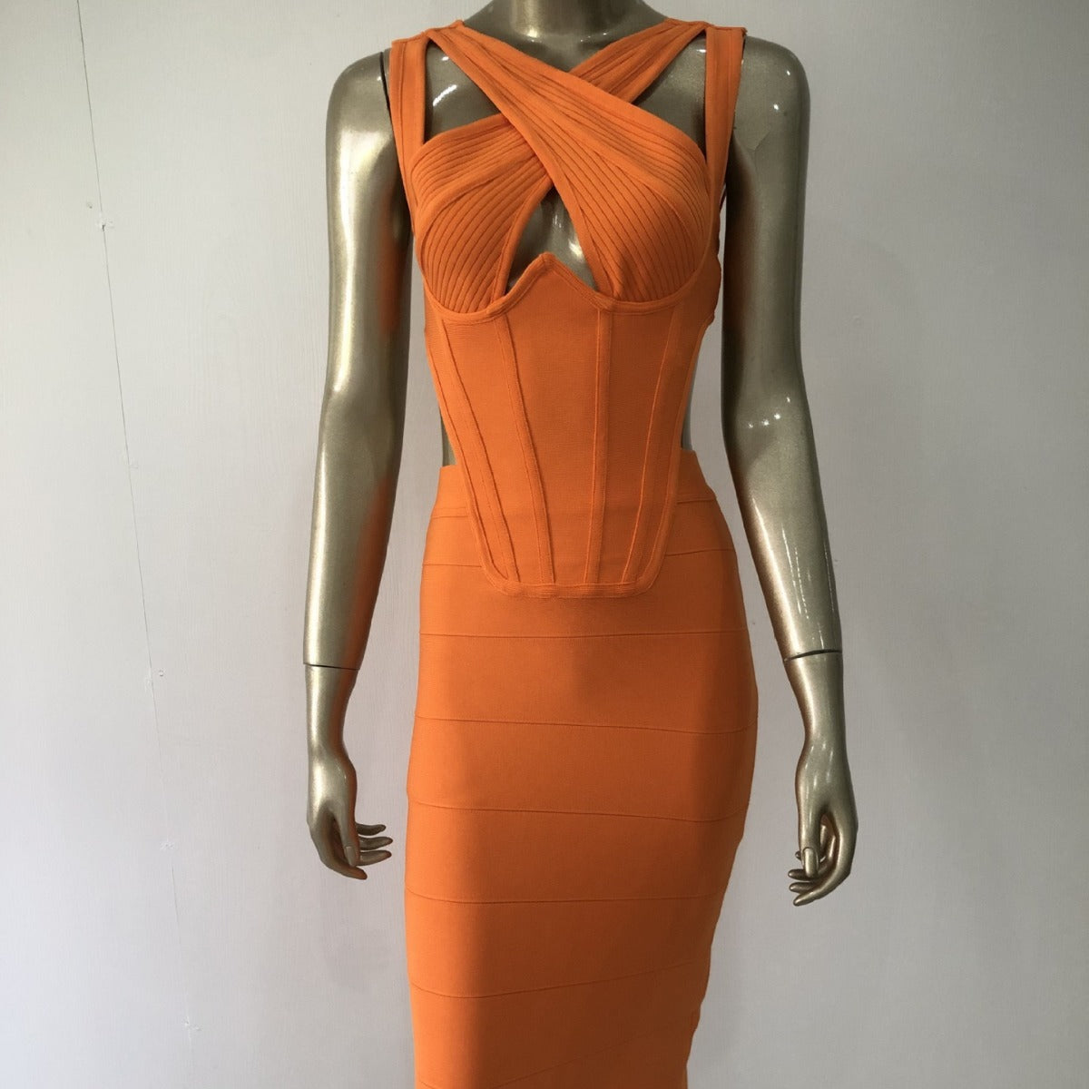 Vestido ajustado con cintura ceñida y abertura para mujer