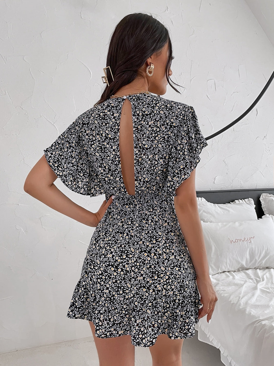 Robe à manches volantées et surplis floral à petites découpes