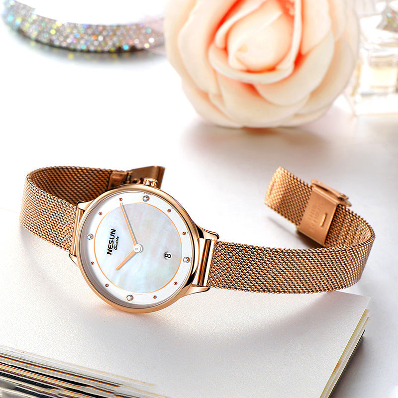 Montre à quartz simple et tendance pour femme.