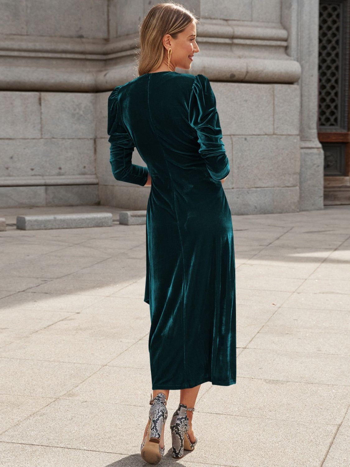 Robe mi-longue à surplis et manches bouffantes