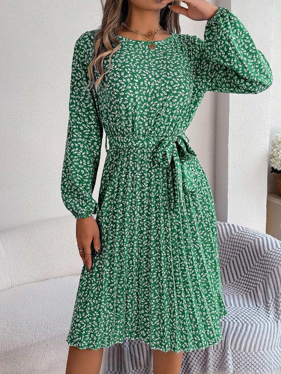 Vestido plisado con cintura anudada y estampado floral de florecitas