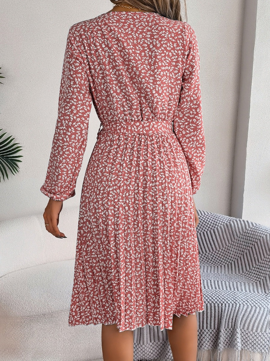 Robe plissée à petites fleurs nouée à la taille