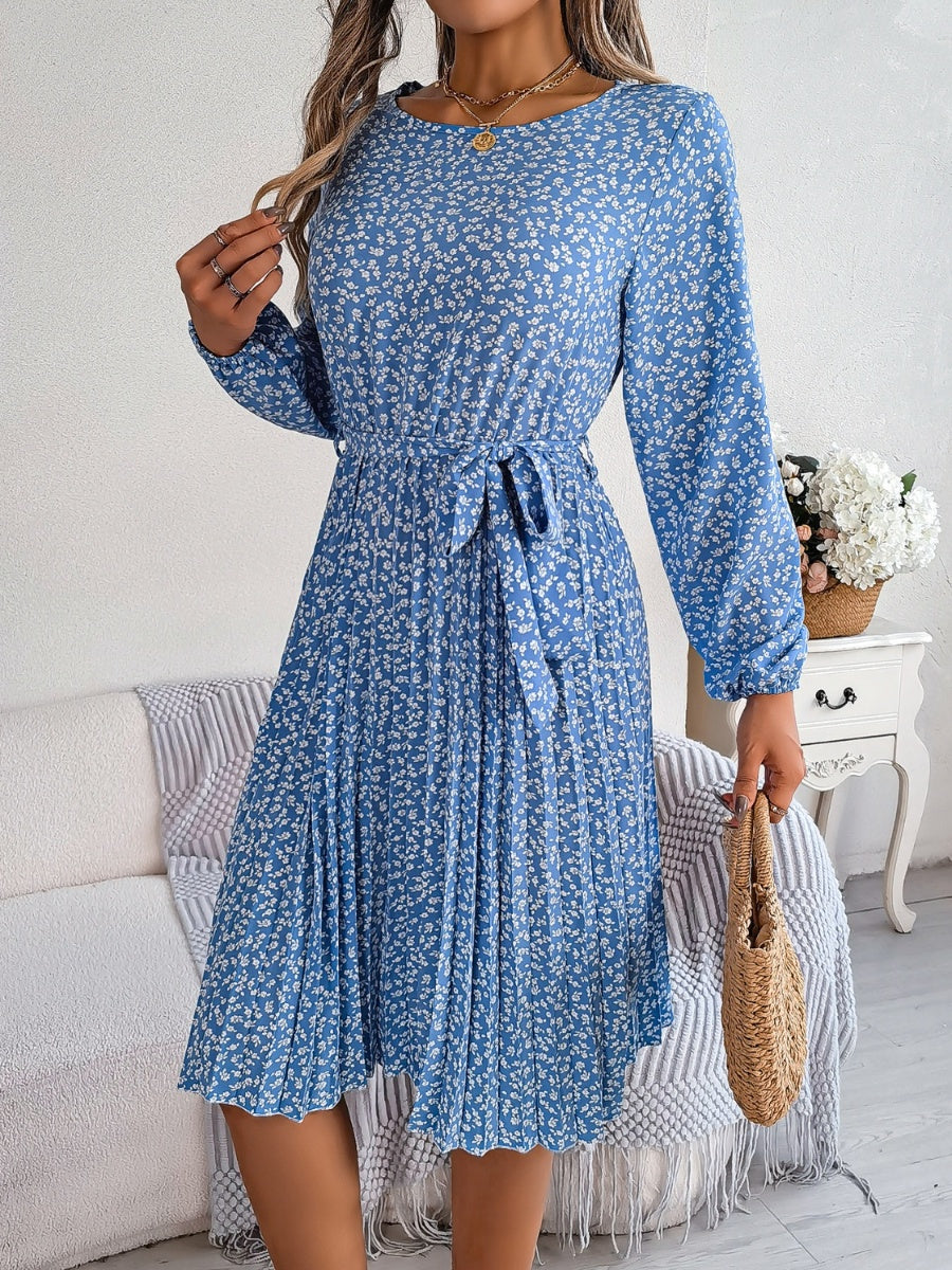 Robe plissée à petites fleurs nouée à la taille