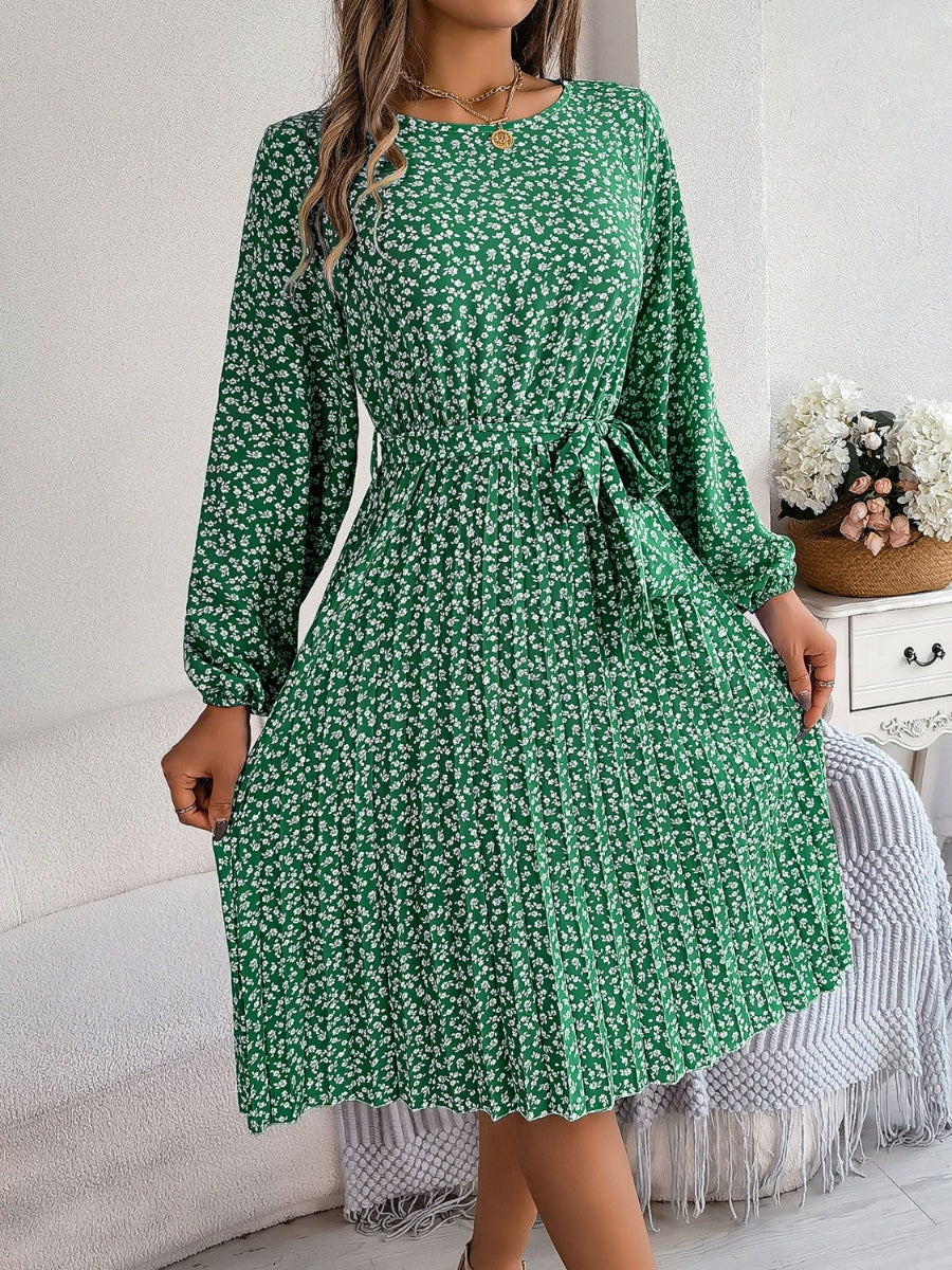 Vestido plisado con cintura anudada y estampado floral de florecitas