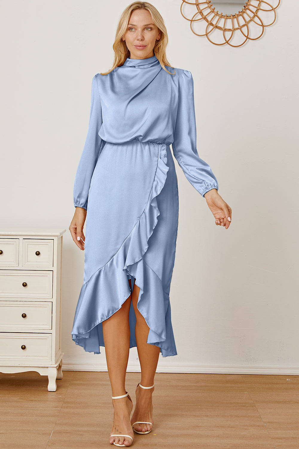 Robe asymétrique à volants et col montant