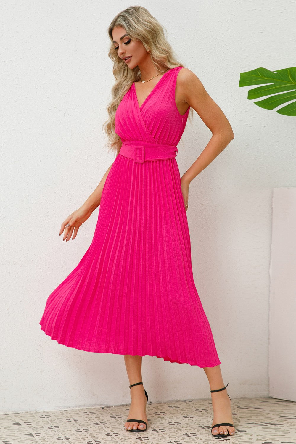 Vestido midi plisado sin mangas con sobrepelliz