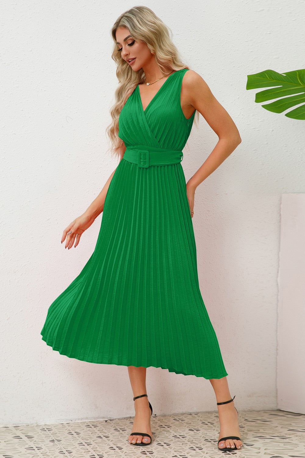 Vestido midi plisado sin mangas con sobrepelliz