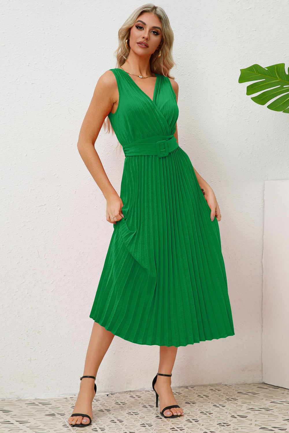 Vestido midi plisado sin mangas con sobrepelliz