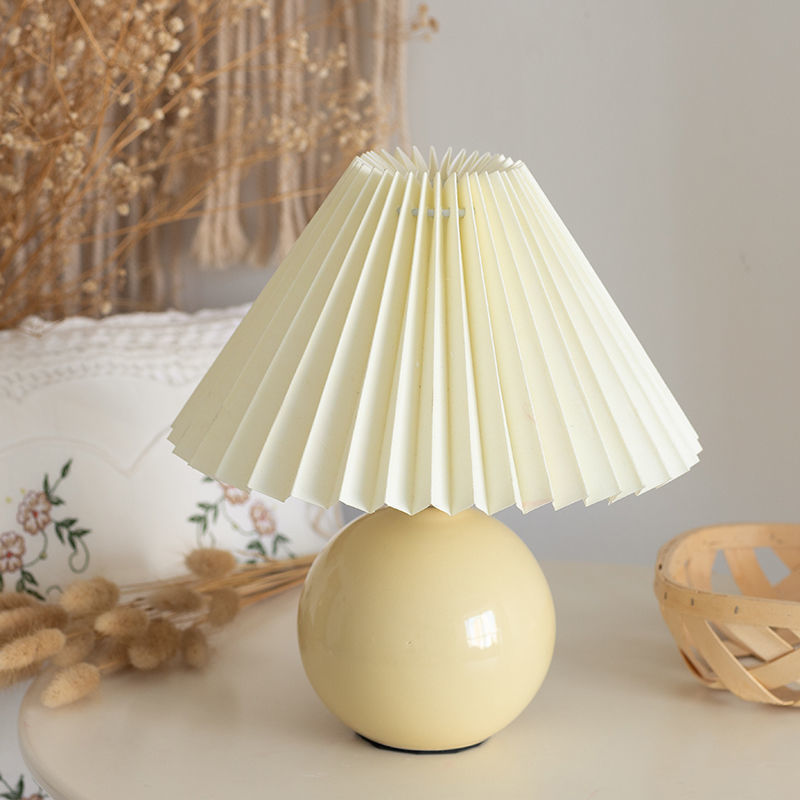 Ceramic Pleated Table Lamp Bedroom INS Girl Nordic Bedside Lamp Creative Retro Night Light