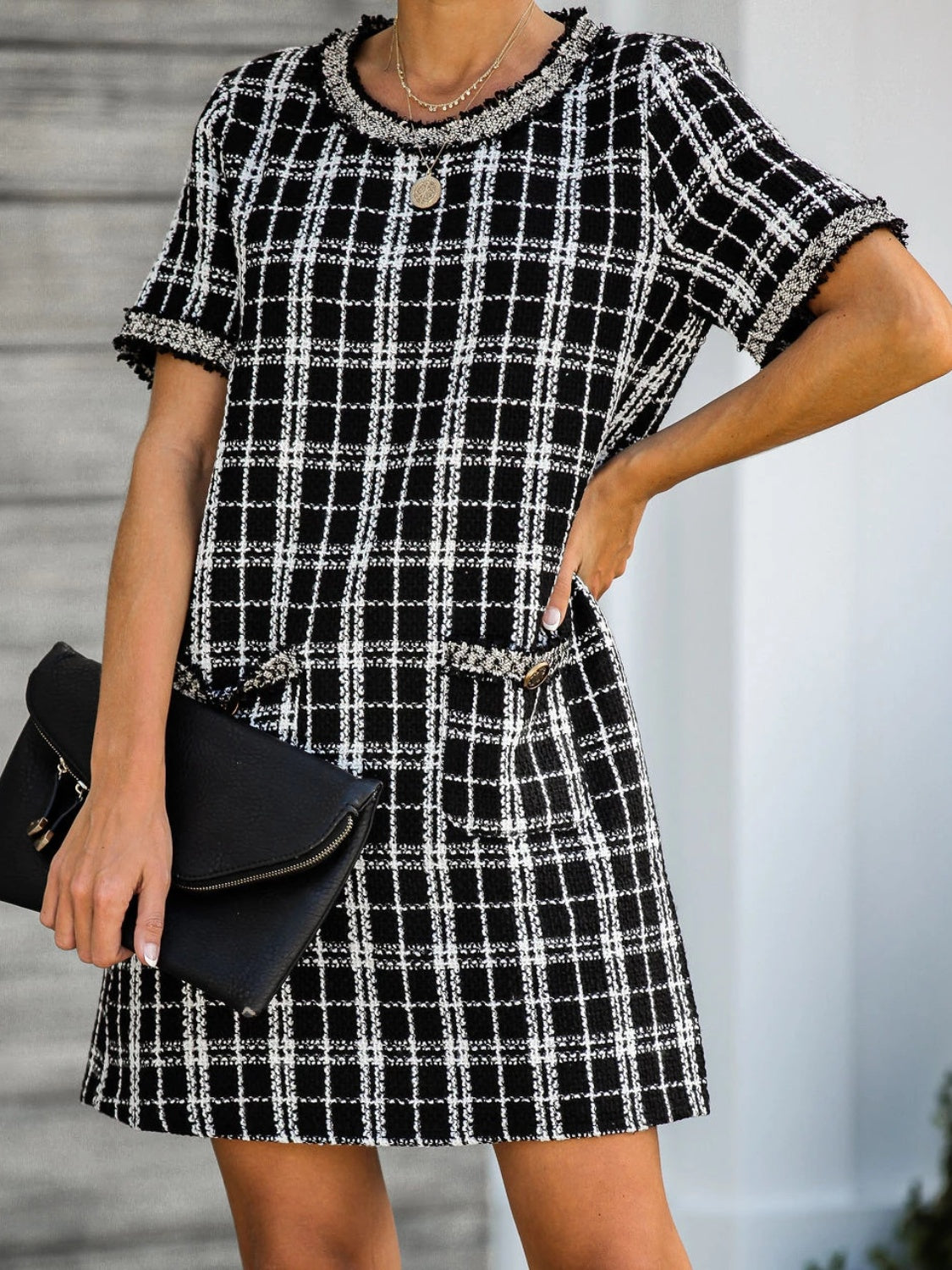 Vestido de manga corta con cuello redondo y cuadros con bolsillos