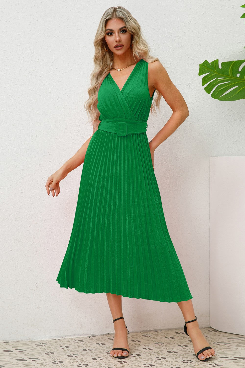 Vestido midi plisado sin mangas con sobrepelliz