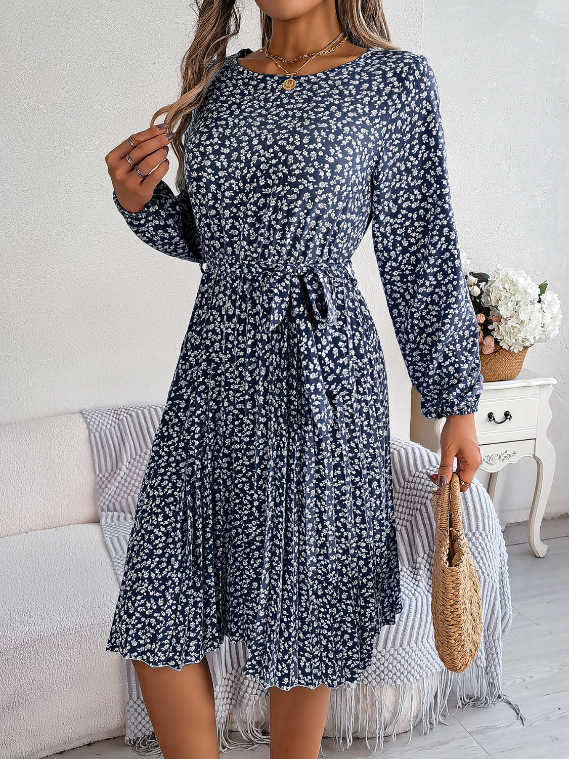 Robe plissée à petites fleurs nouée à la taille