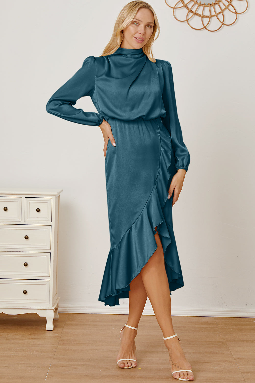 Robe asymétrique à volants et col montant