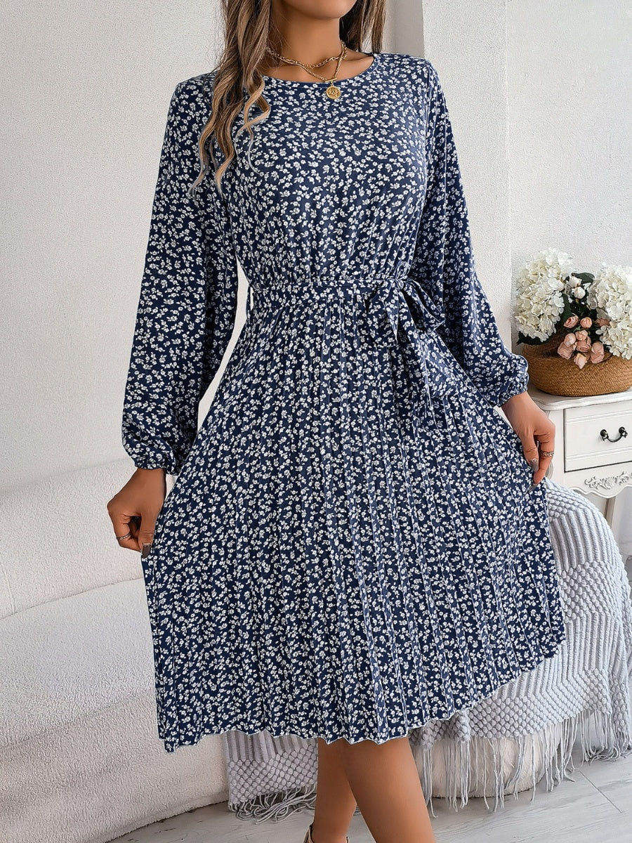 Vestido plisado con cintura anudada y estampado floral de florecitas