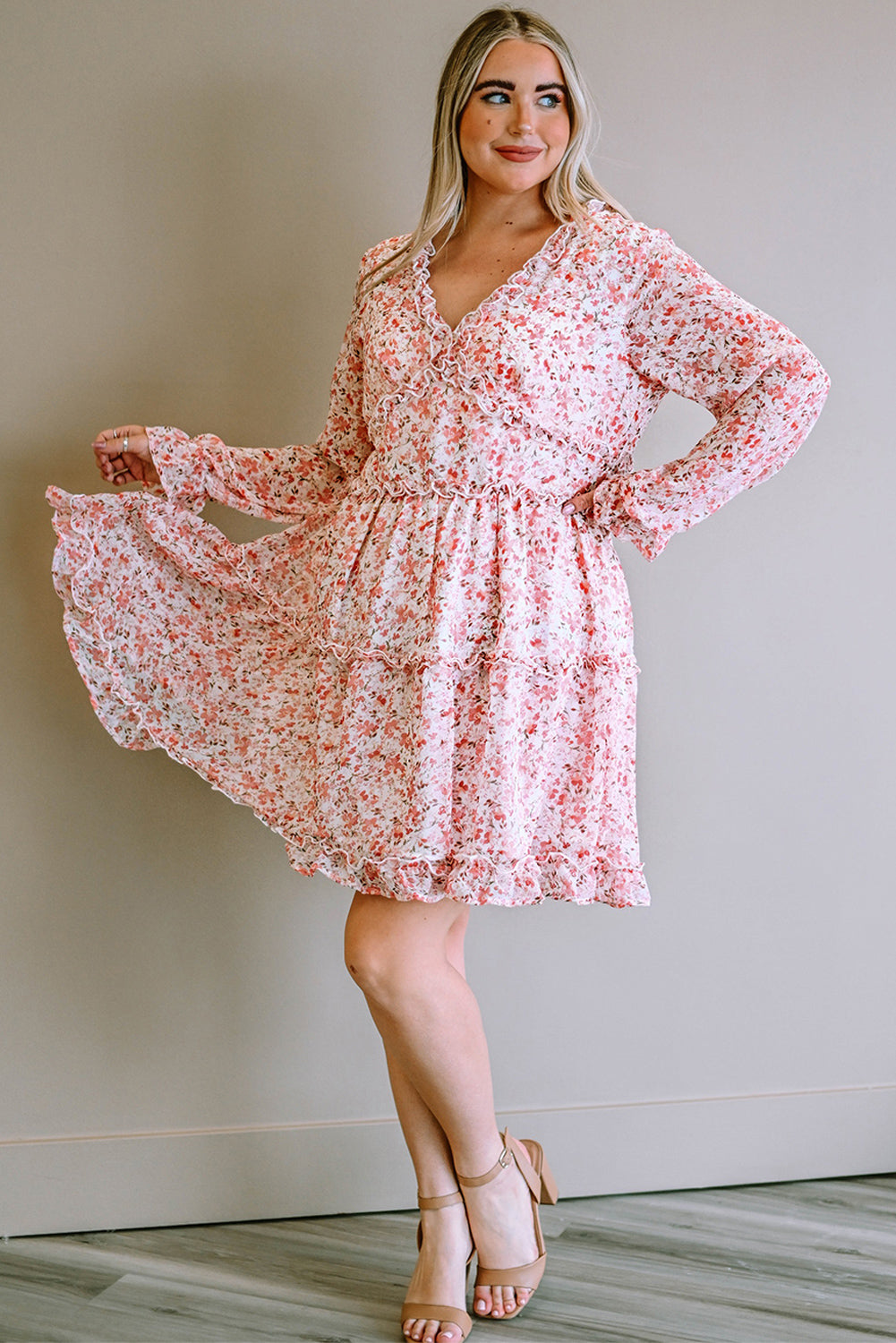 Vestido de manga larga con volantes y cuello en V floral de talla grande