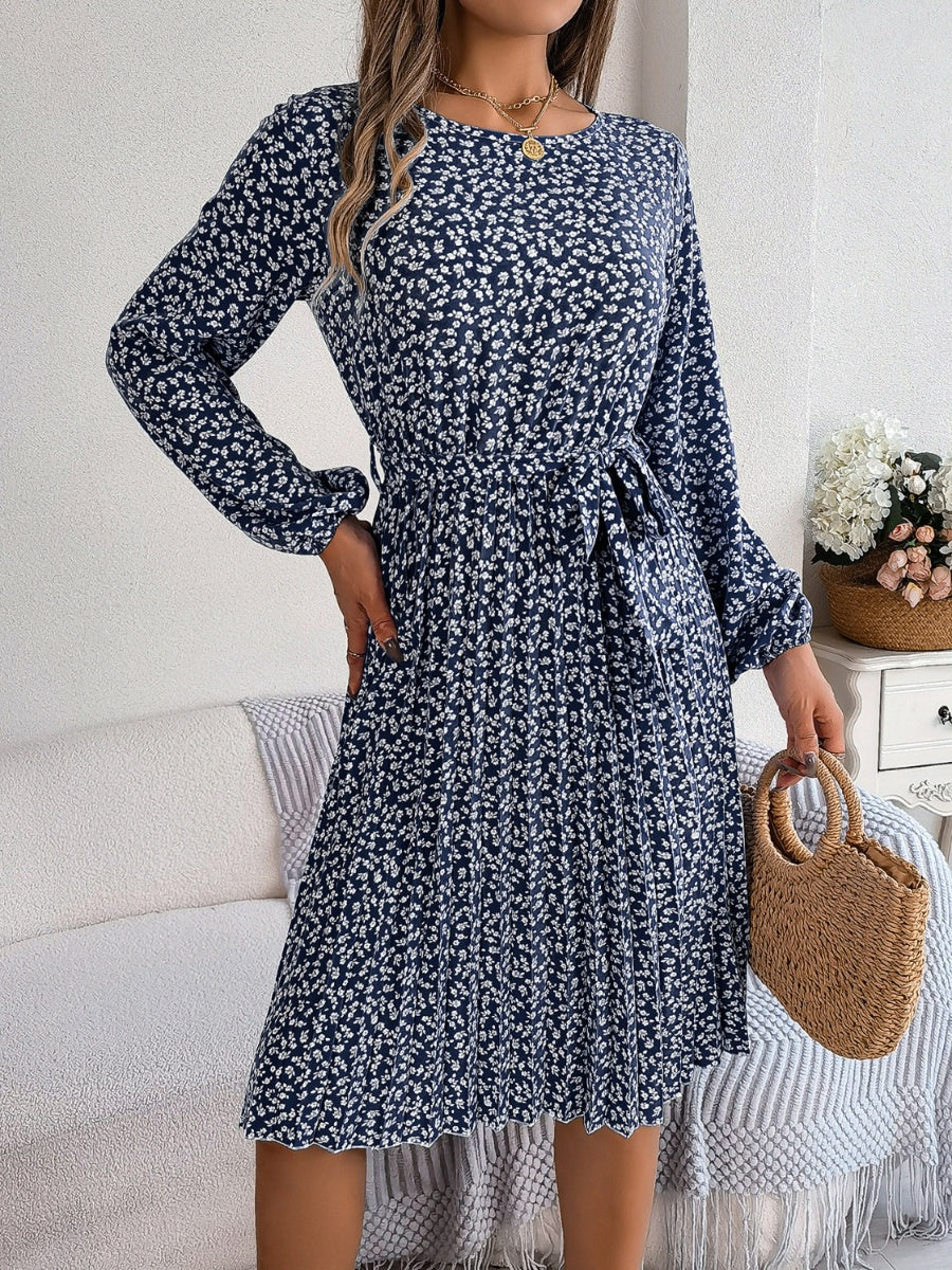 Vestido plisado con cintura anudada y estampado floral de florecitas