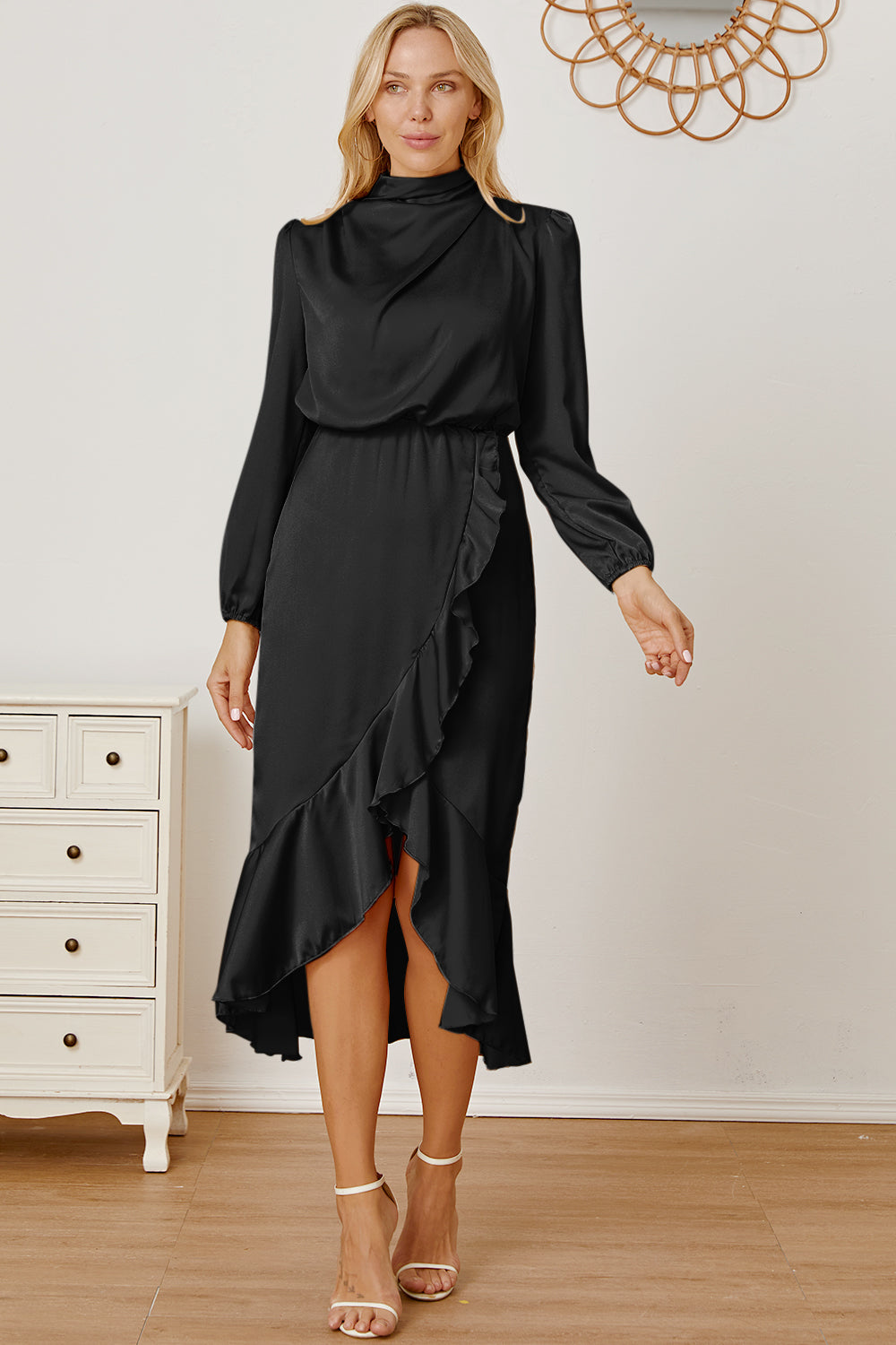 Robe asymétrique à volants et col montant