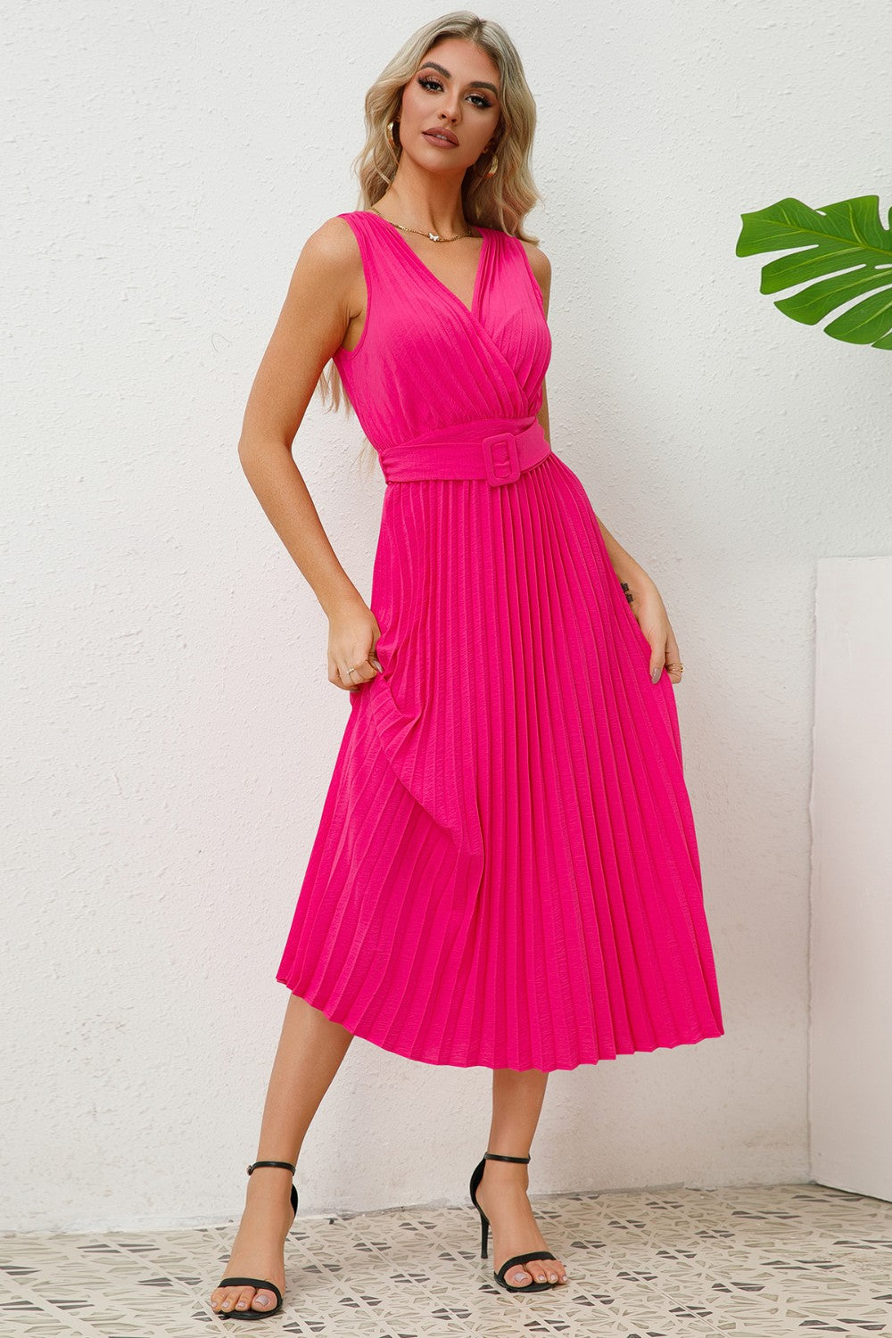 Vestido midi plisado sin mangas con sobrepelliz