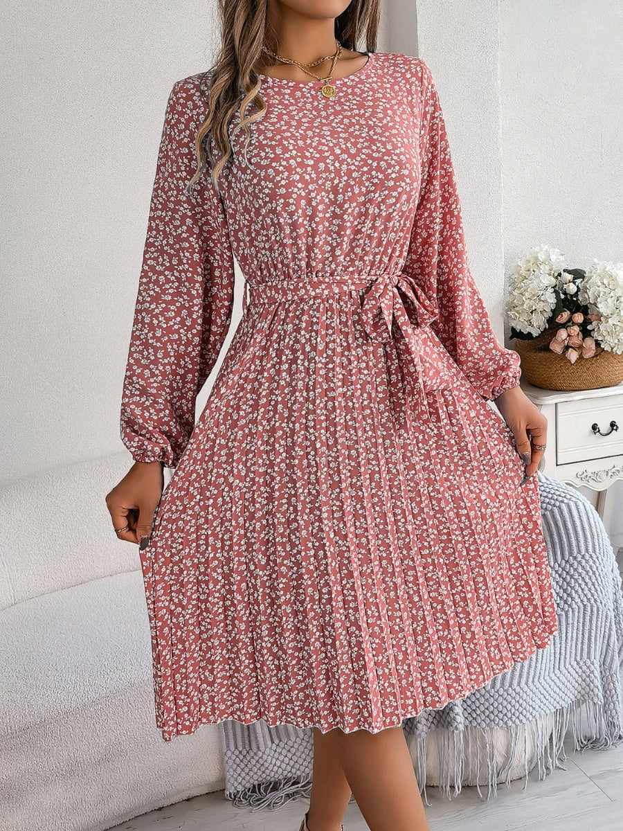 Robe plissée à petites fleurs nouée à la taille