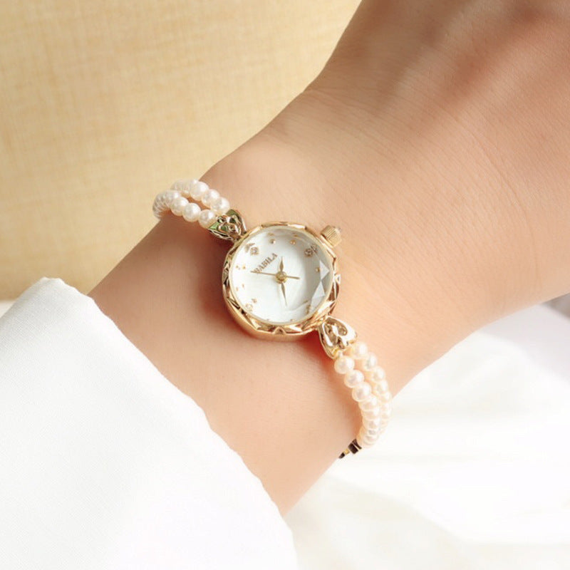 Montre pour femme avec bracelet en perles d'eau douce naturelles et rouge net