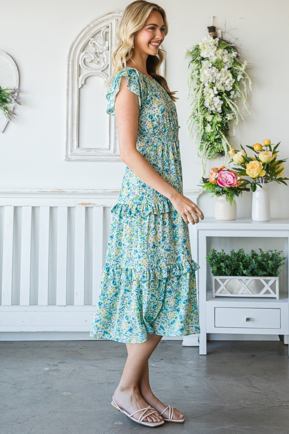 Vestido midi escalonado con ribete floral y volantes de Reborn J