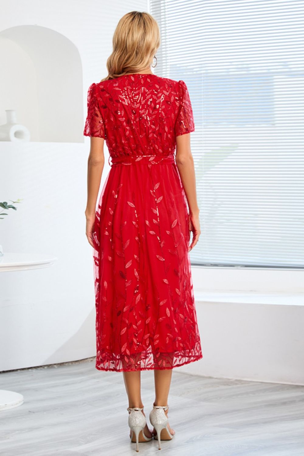 Robe à manches courtes avec broderie de feuilles et sequins nouée sur le devant