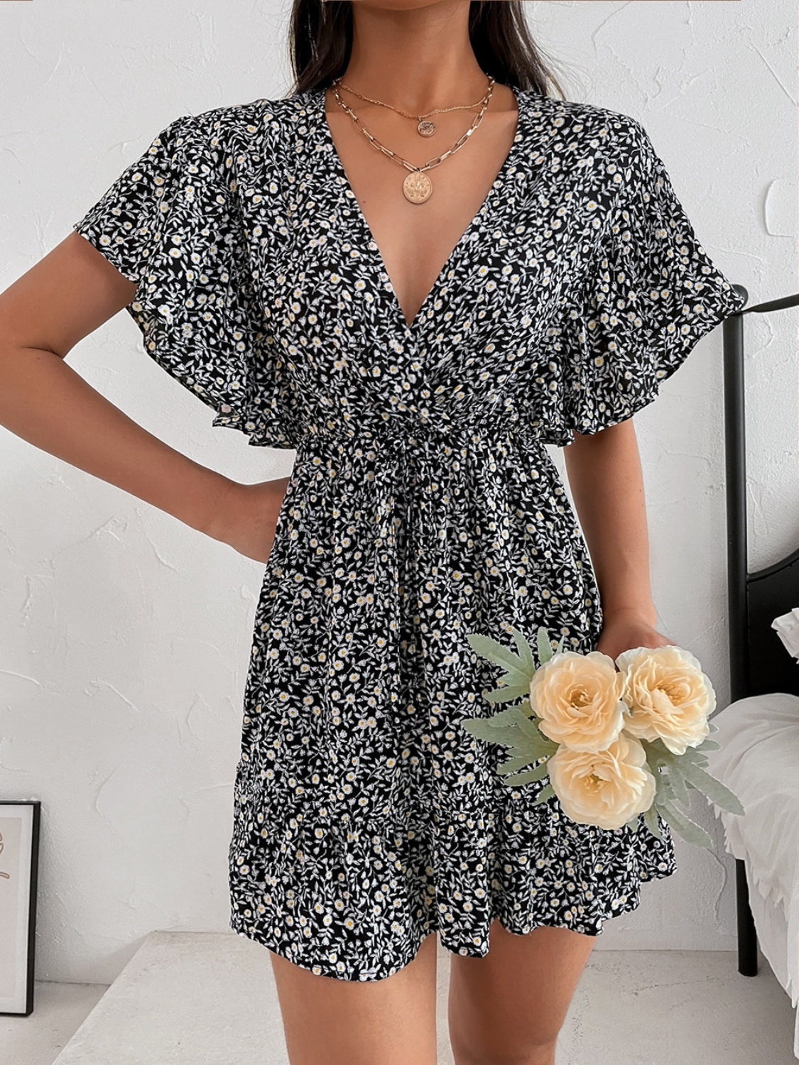 Robe à manches volantées et surplis floral à petites découpes