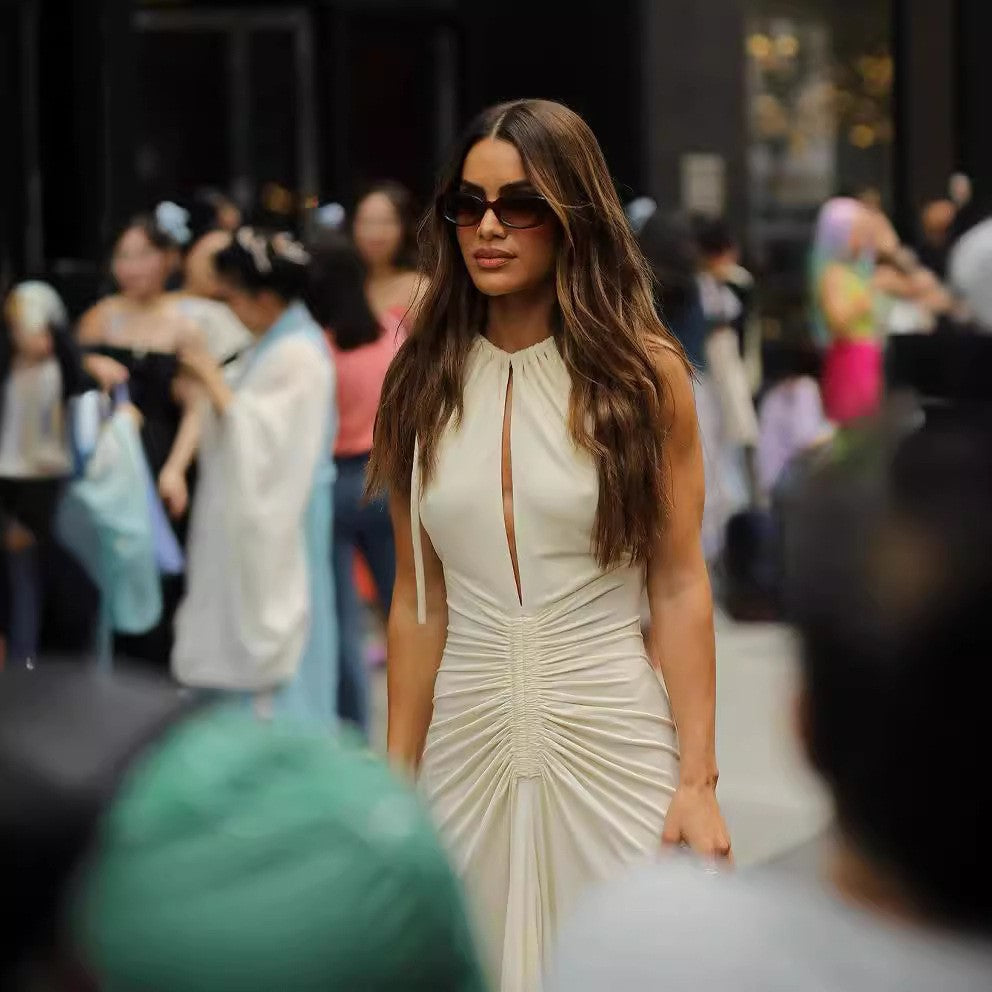 Vestido con vuelo plisado con cordones y cuello redondo sin mangas