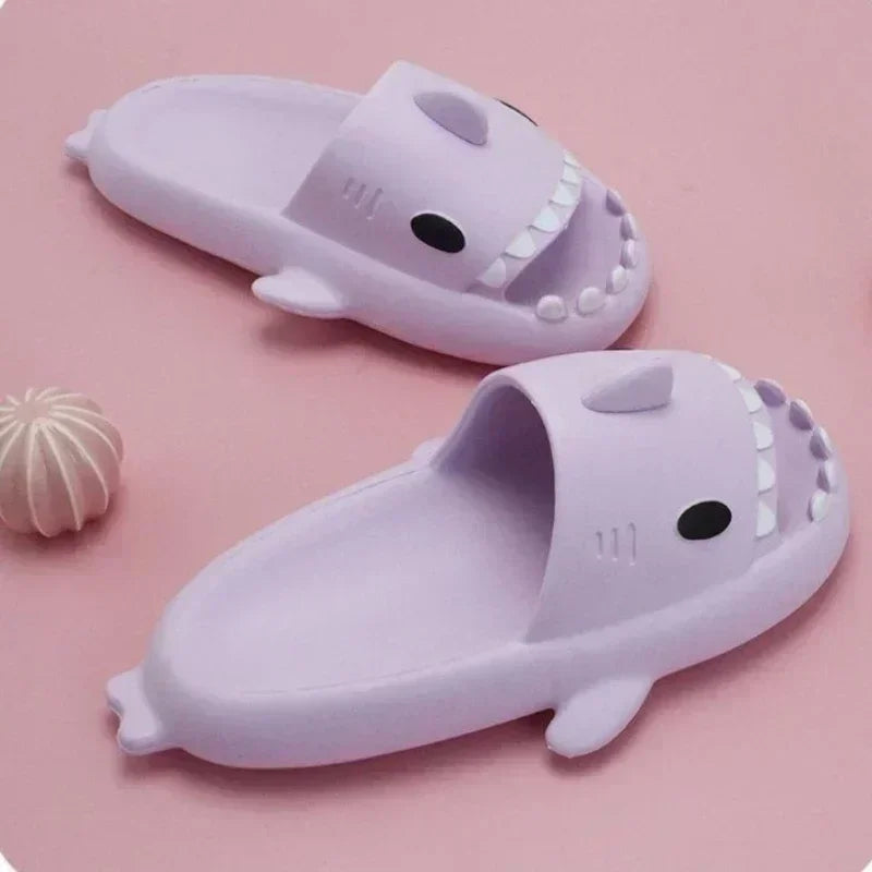 Pantoufles de requin d'été pour femmes et hommes, tongs de salle de bain, chaussures plates antidérapantes pour la maison, sandales amusantes pour enfants en plein air, nouvelle collection 2024