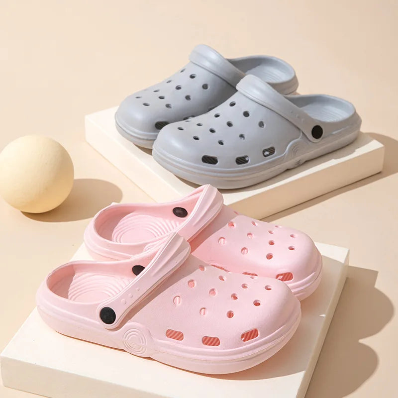 Pantoufles imperméables pour femmes et hommes, nouvelles chaussures de plage d'extérieur d'été, chaussures trouées à gros orteil pour femmes et hommes, sandales en croco, pantoufles enveloppées, 2023