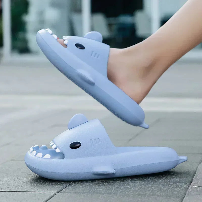 Pantoufles de requin d'été pour femmes et hommes, tongs de salle de bain, chaussures plates antidérapantes pour la maison, sandales amusantes pour enfants en plein air, nouvelle collection 2024