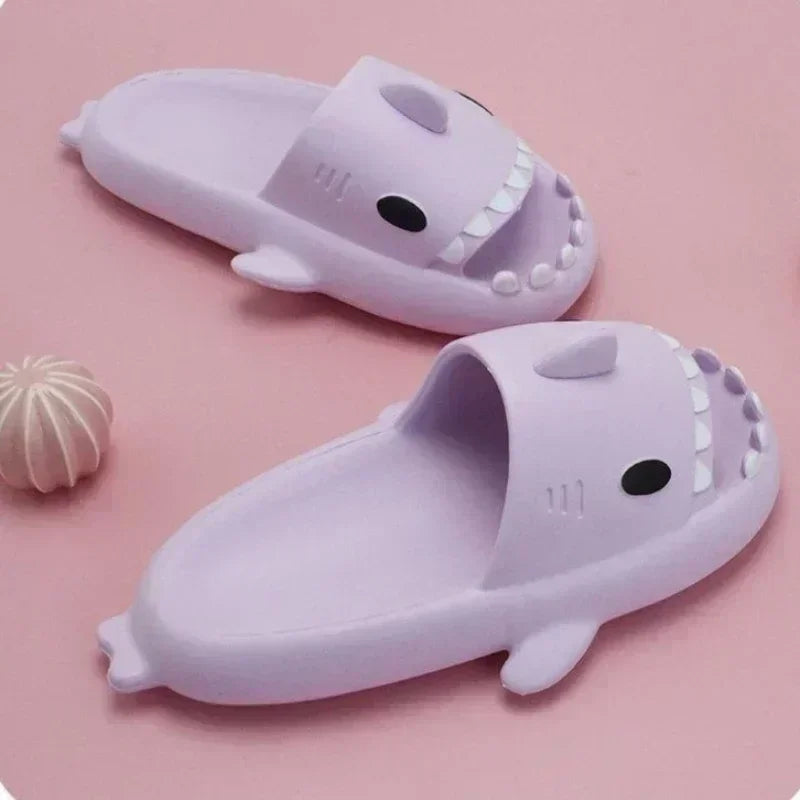 Pantoufles de requin d'été pour femmes et hommes, tongs de salle de bain, chaussures plates antidérapantes pour la maison, sandales amusantes pour enfants en plein air, nouvelle collection 2024