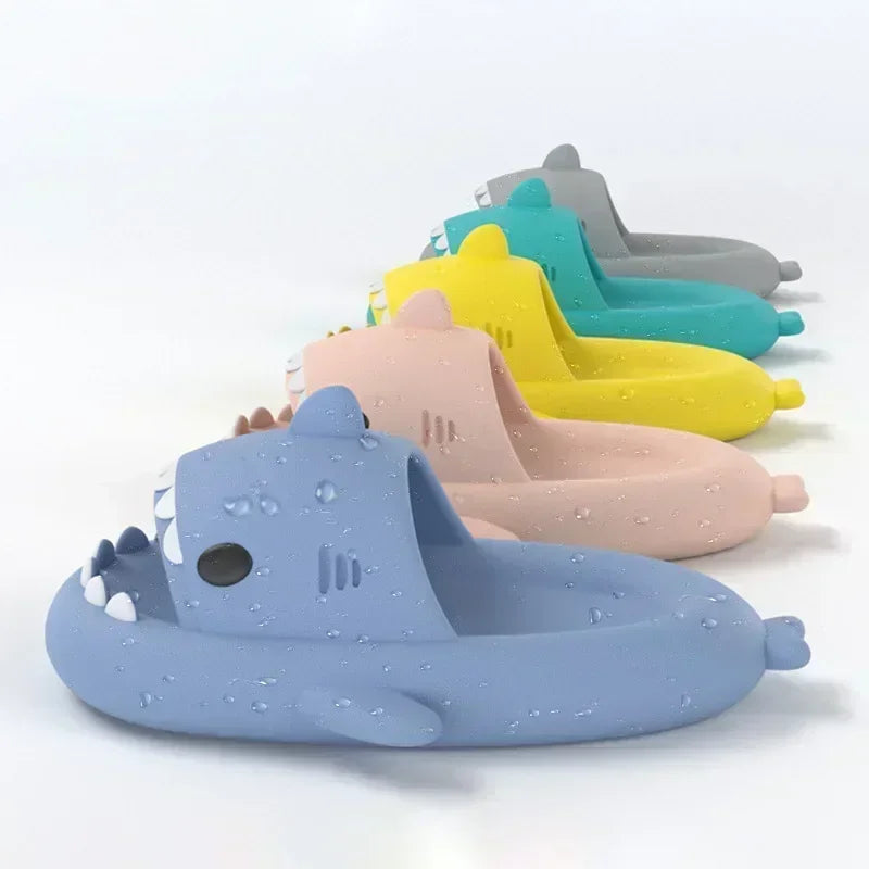 Pantoufles de requin d'été pour femmes et hommes, tongs de salle de bain, chaussures plates antidérapantes pour la maison, sandales amusantes pour enfants en plein air, nouvelle collection 2024