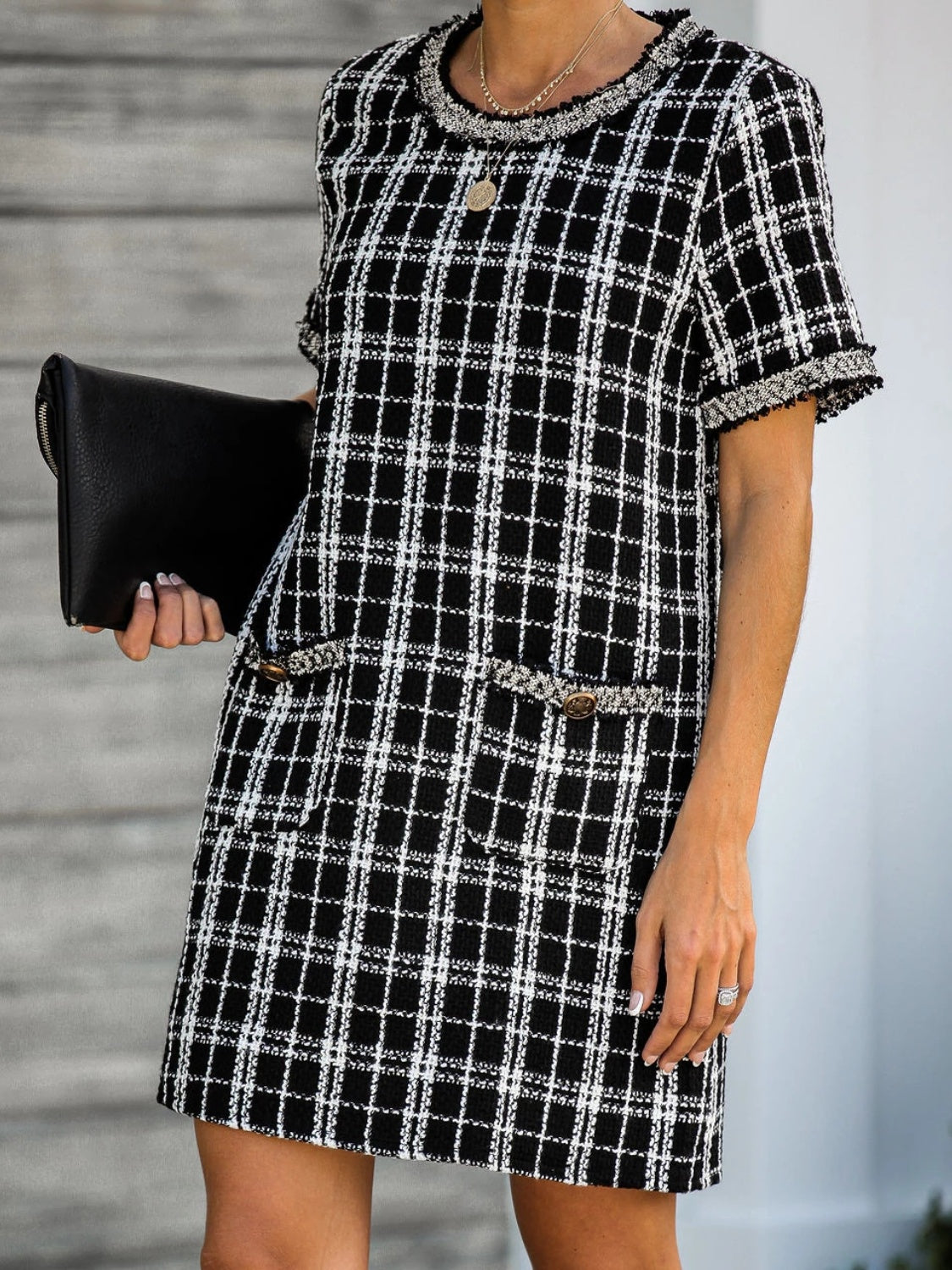 Vestido de manga corta con cuello redondo y cuadros con bolsillos