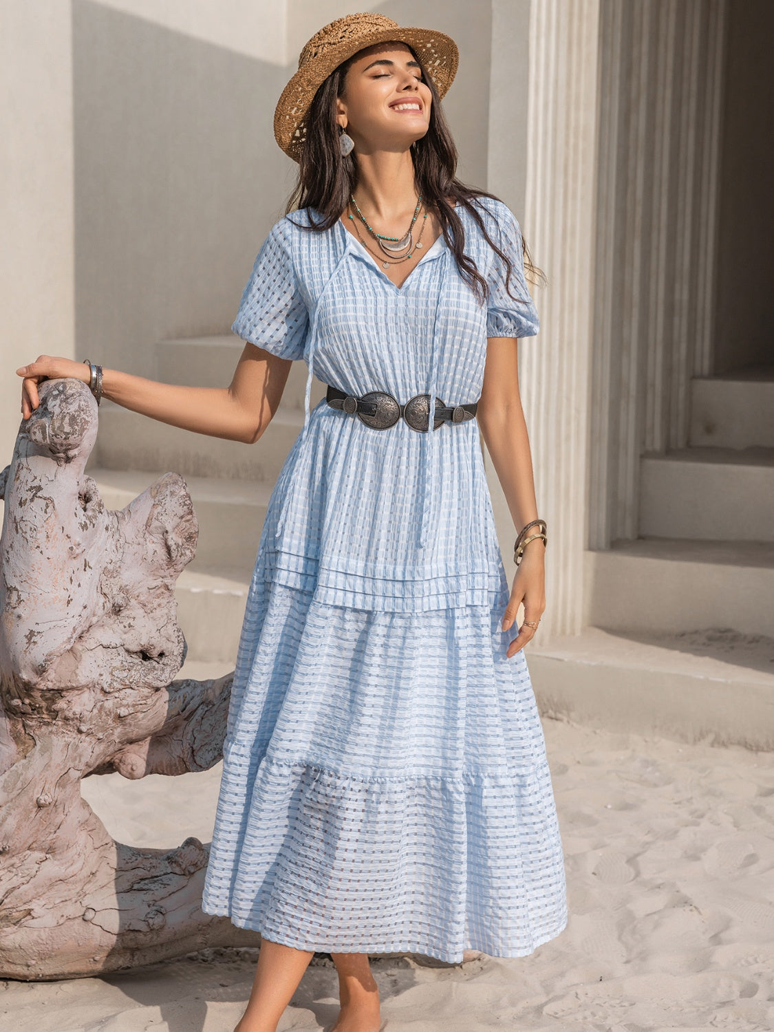 Vestido escalonado con manga globo y cuello anudado