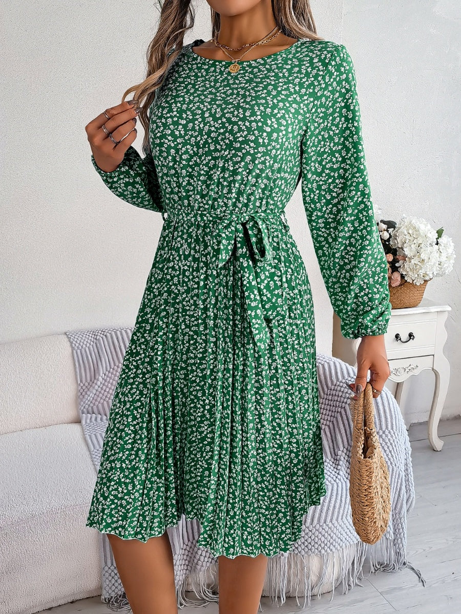 Vestido plisado con cintura anudada y estampado floral de florecitas