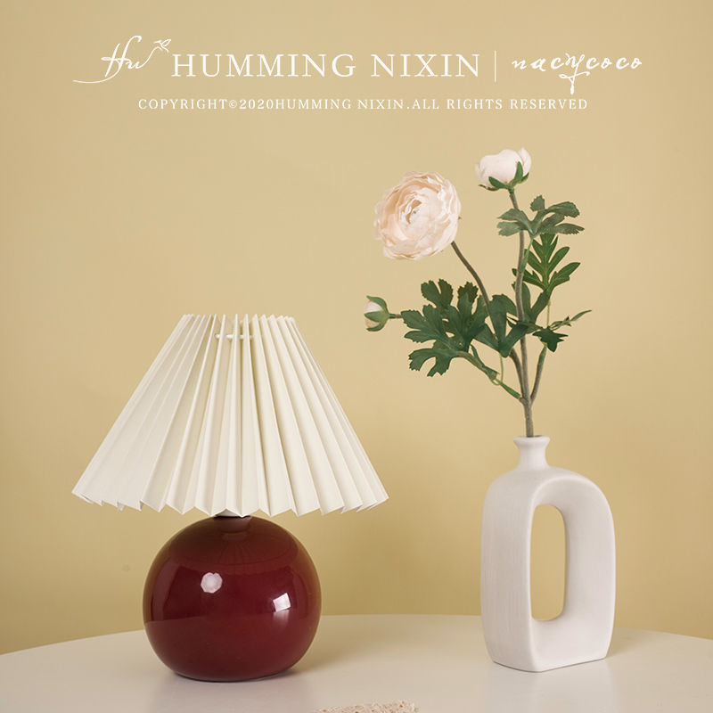 Ceramic Pleated Table Lamp Bedroom INS Girl Nordic Bedside Lamp Creative Retro Night Light