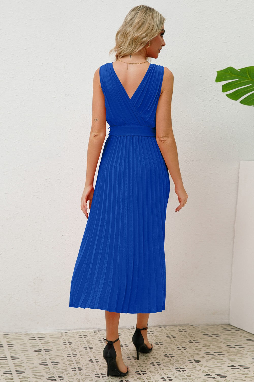 Vestido midi plisado sin mangas con sobrepelliz