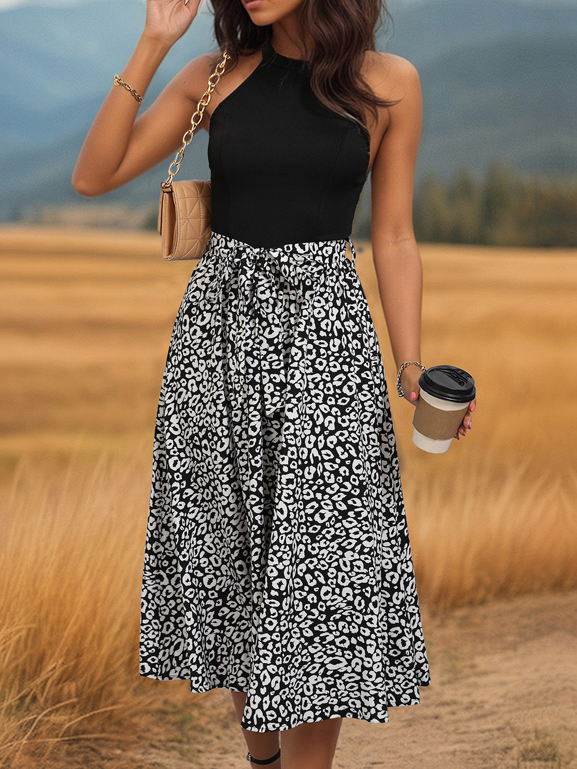 Vestido midi con cuello halter y leopardo