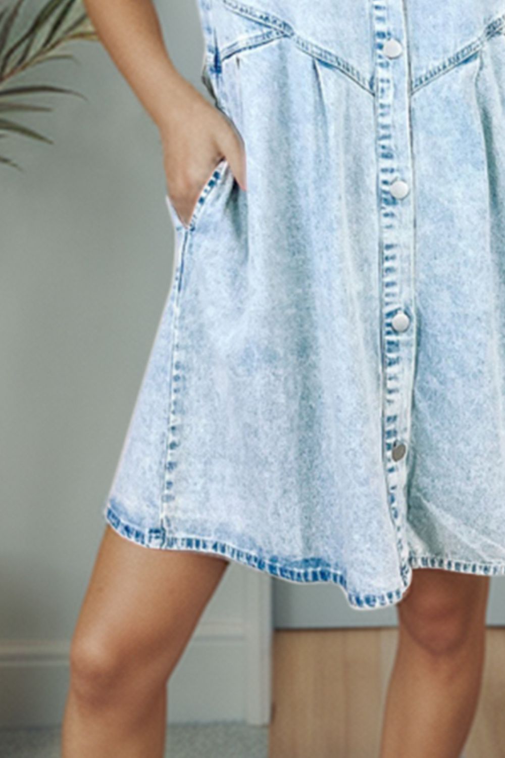 Vestido denim con botones y mangas con volantes