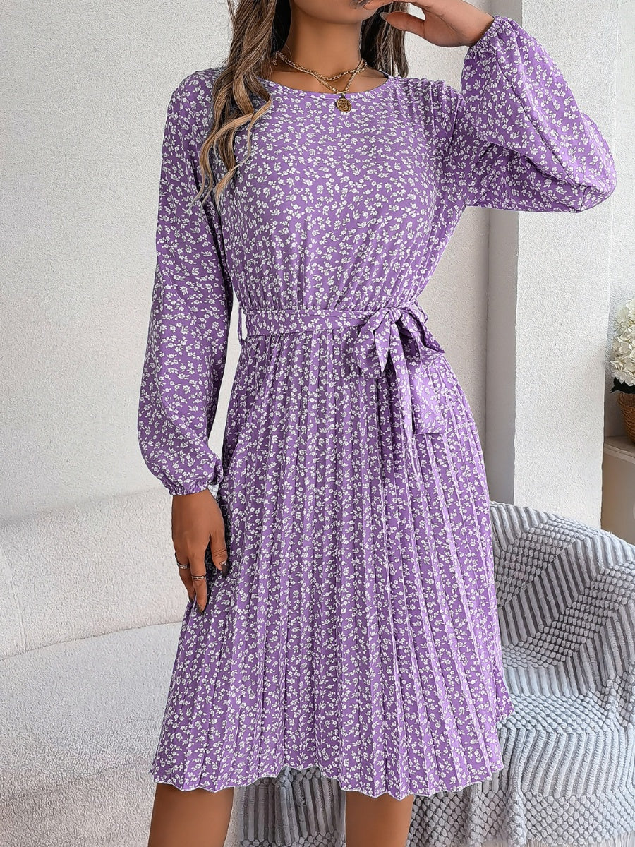 Robe plissée à petites fleurs nouée à la taille