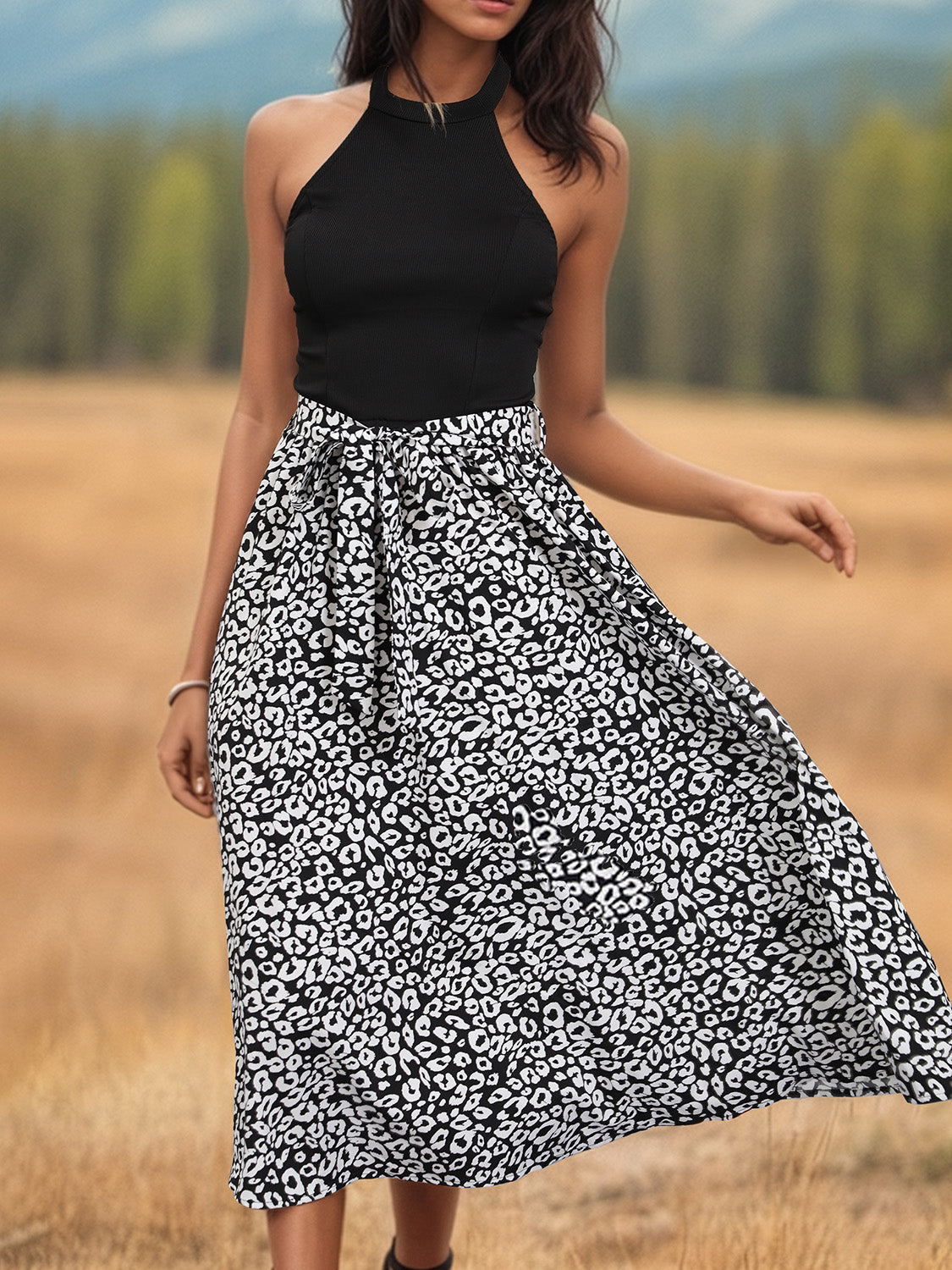 Vestido midi con cuello halter y leopardo