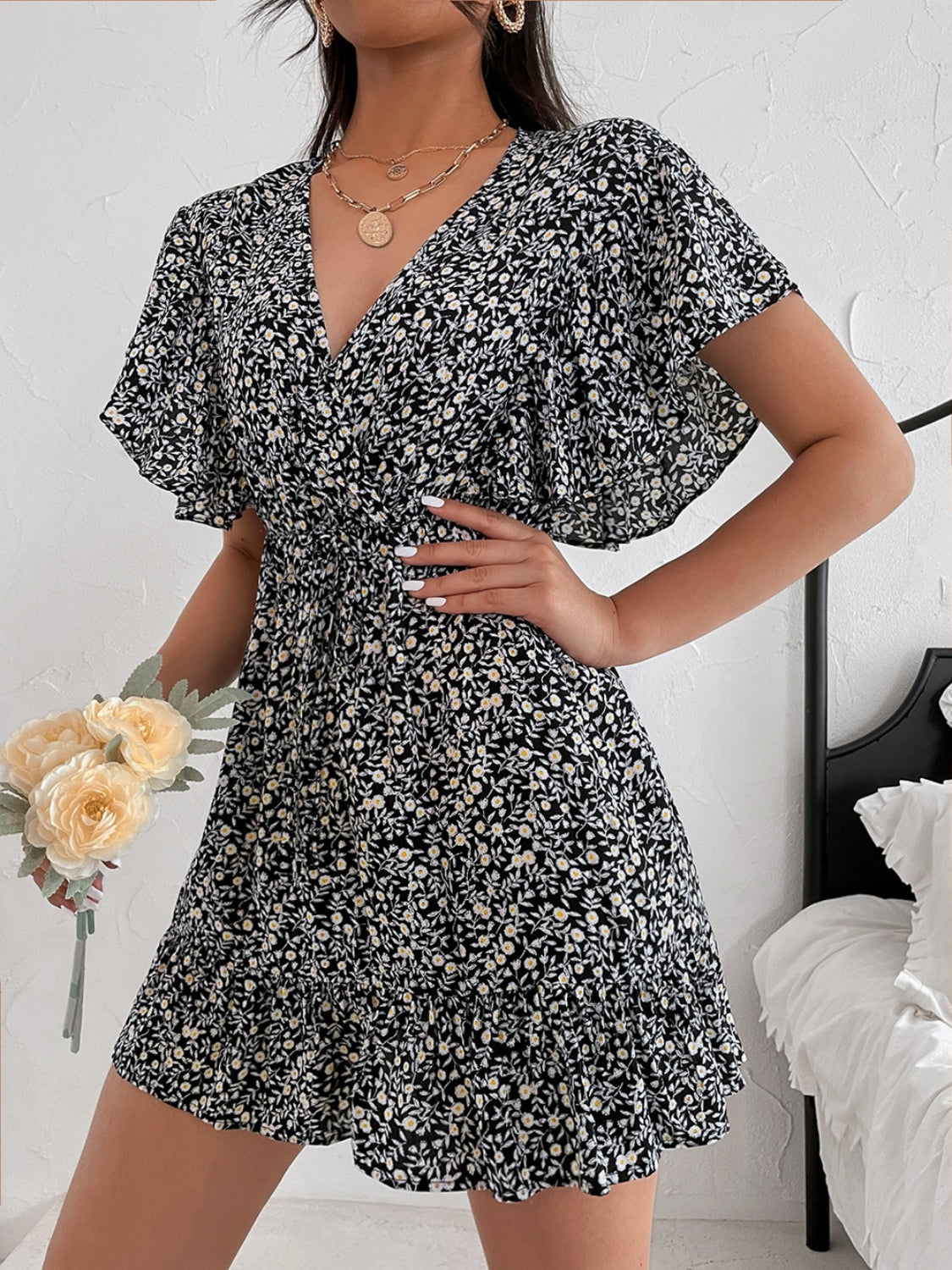 Robe à manches volantées et surplis floral à petites découpes