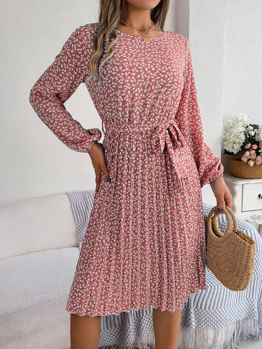 Vestido plisado con cintura anudada y estampado floral de florecitas