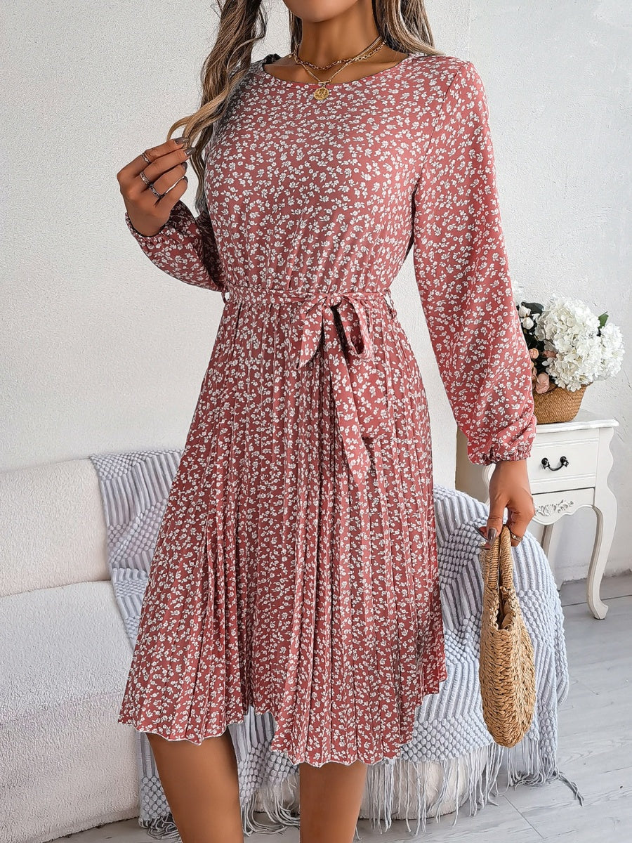 Vestido plisado con cintura anudada y estampado floral de florecitas